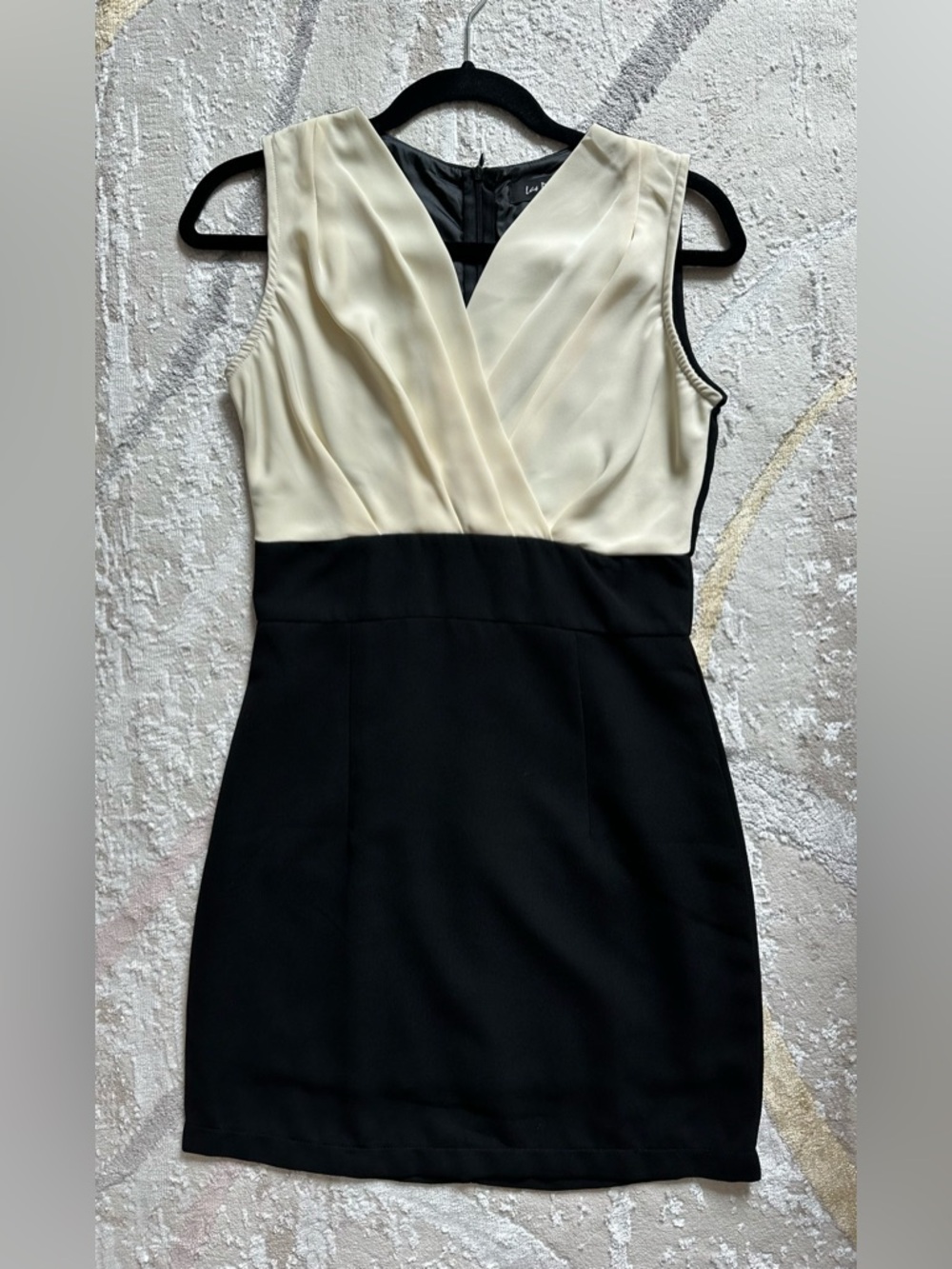 Las Paryuli Two-Tone Black and Cream Sleeveless Sheath Dress